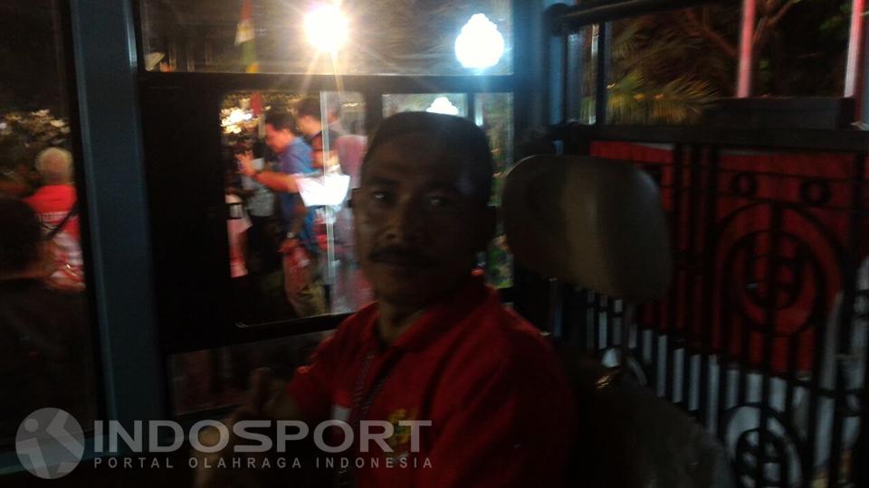 Dede Syarifudin menjadi pengemudi bus yang membawa sejumlah atlet konvoi menuju Kantor Kemenpora. - INDOSPORT